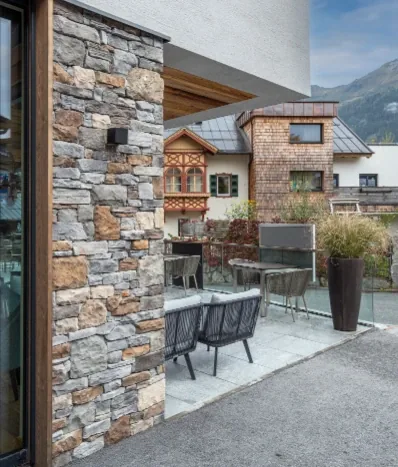 Taş Duvarlı Cafe Dekorasyonu için 1. farklı uygulama örneği